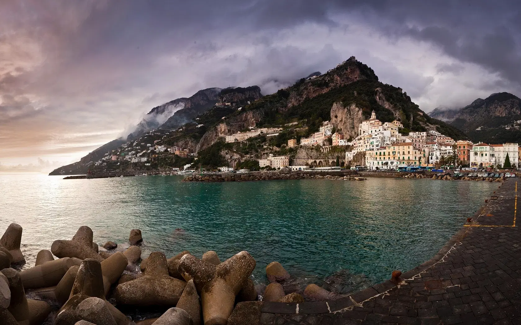 Scopri e naviga la Costiera Amalfitana da Napoli o Salerno